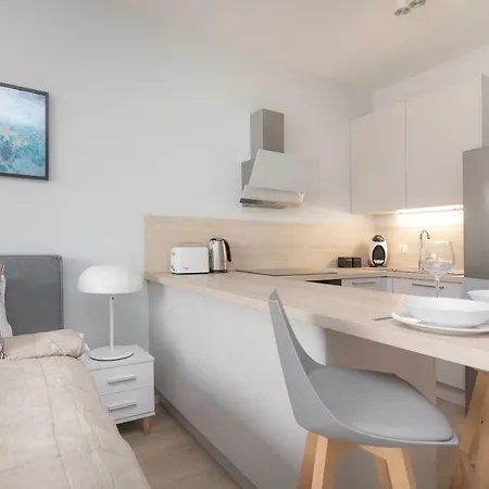 Jaktorowska Bright By Bookinghost Varsavia